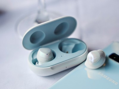 Бездротові навушники Samsung Galaxy Buds: звук при собі